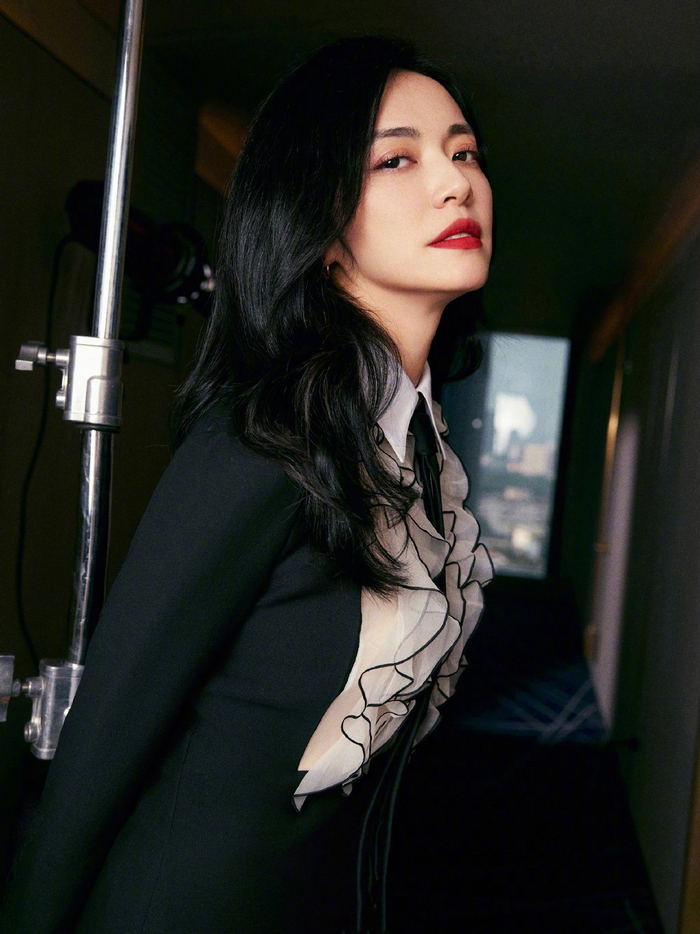 姚晨亮相电影三贵情史首映礼一身黑色连衣裙尽显好身材