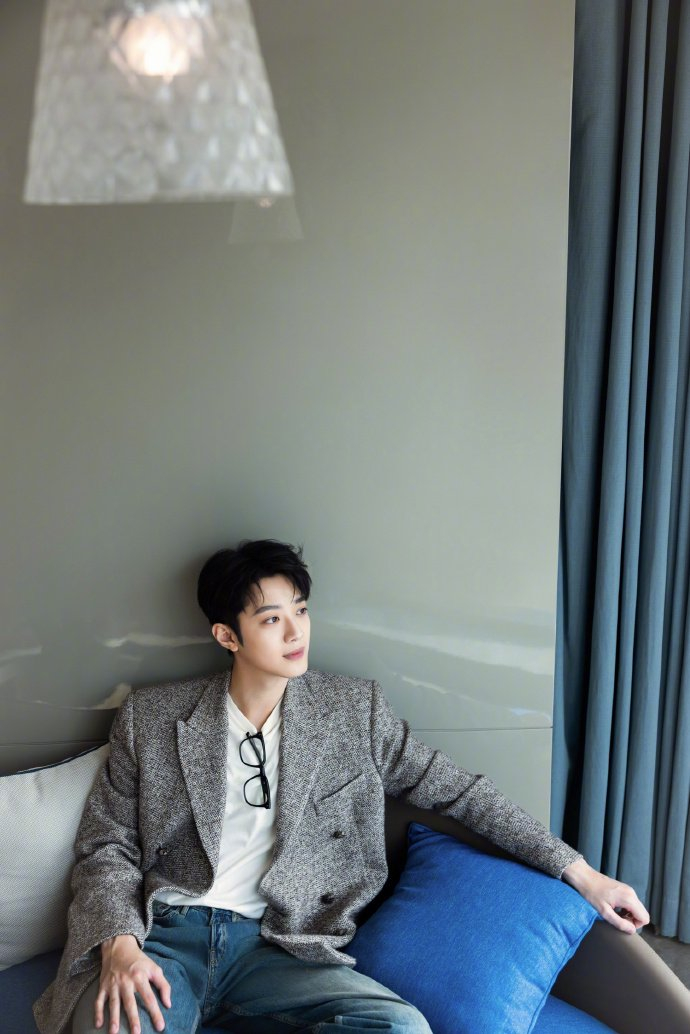 赖冠霖学长风造型释出白净帅气秋日男友的感觉