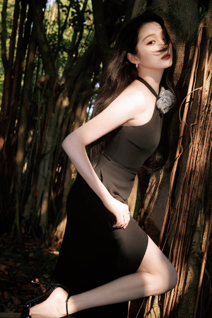 关晓彤挂脖玫瑰黑裙勾勒曼妙身姿气场全开