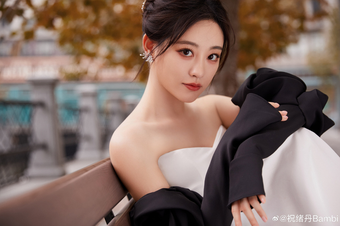 祝绪丹穿白裙高贵优雅单手托腮嘟嘴卖萌