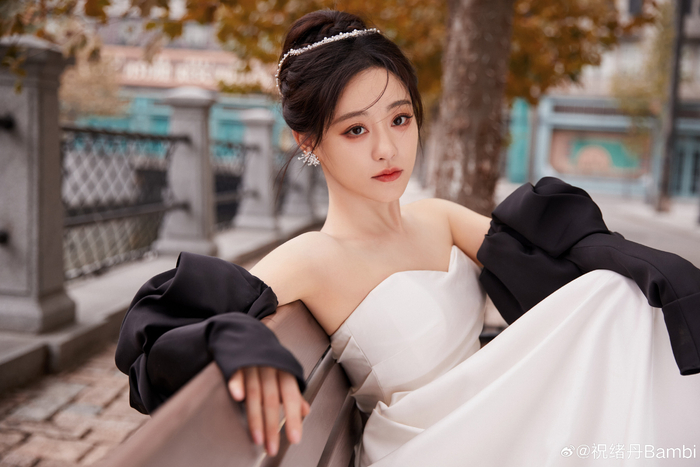 祝绪丹穿白裙高贵优雅单手托腮嘟嘴卖萌