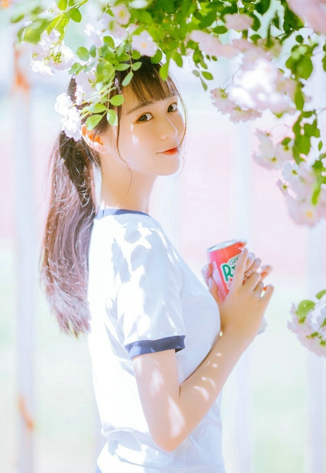 校园墙角盛开蔷薇少女阳光靓丽唯美写真