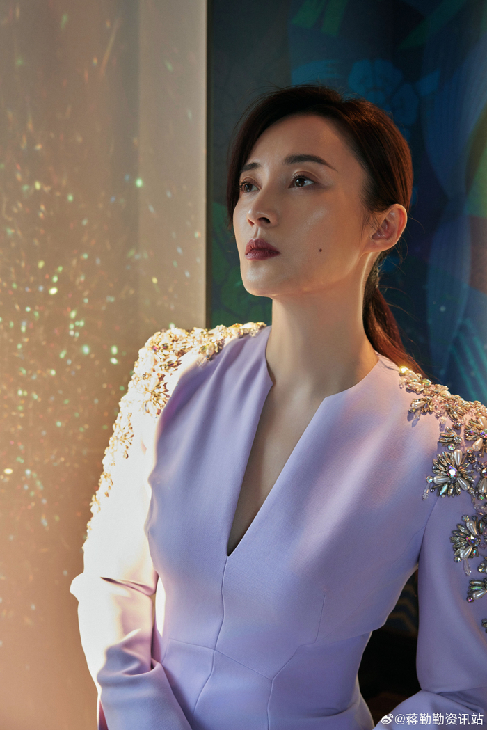 蒋勤勤穿淡紫色礼服秀身材尽显成熟风韵