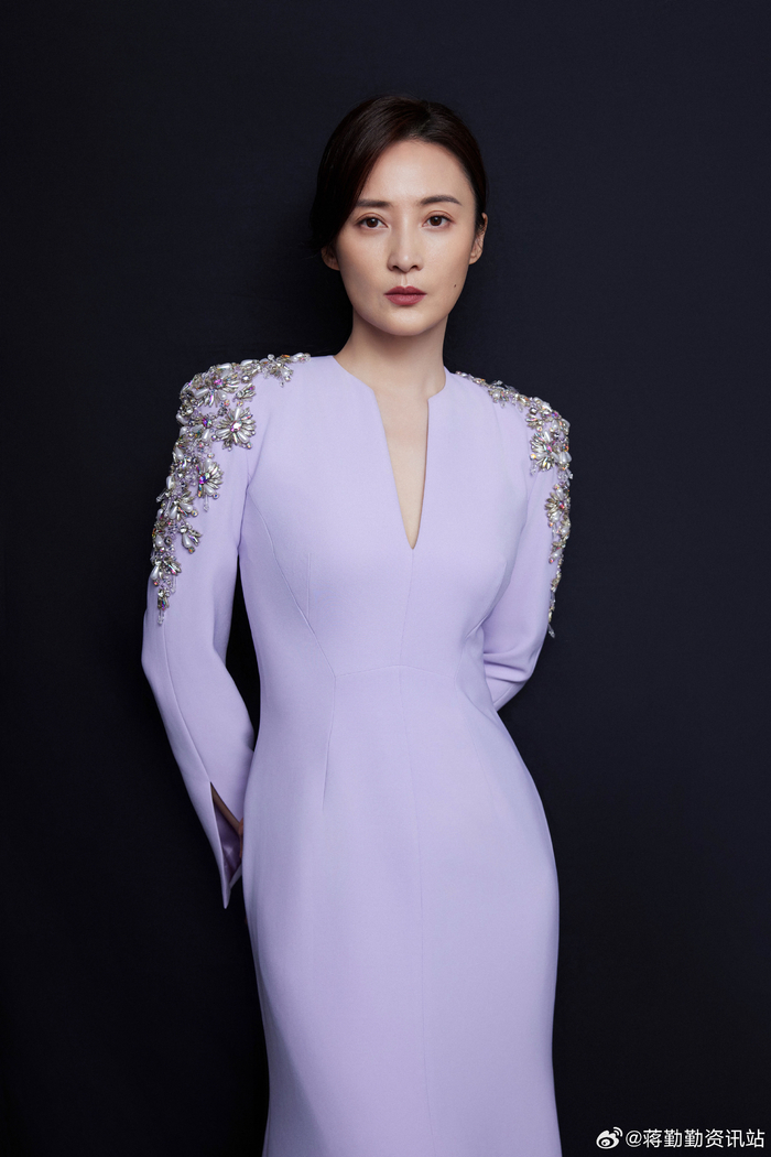 蒋勤勤穿淡紫色礼服秀身材尽显成熟风韵