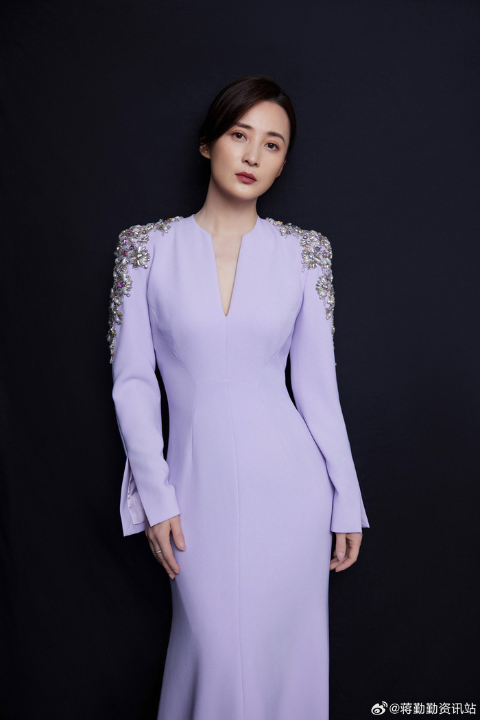 蒋勤勤穿淡紫色礼服秀身材尽显成熟风韵