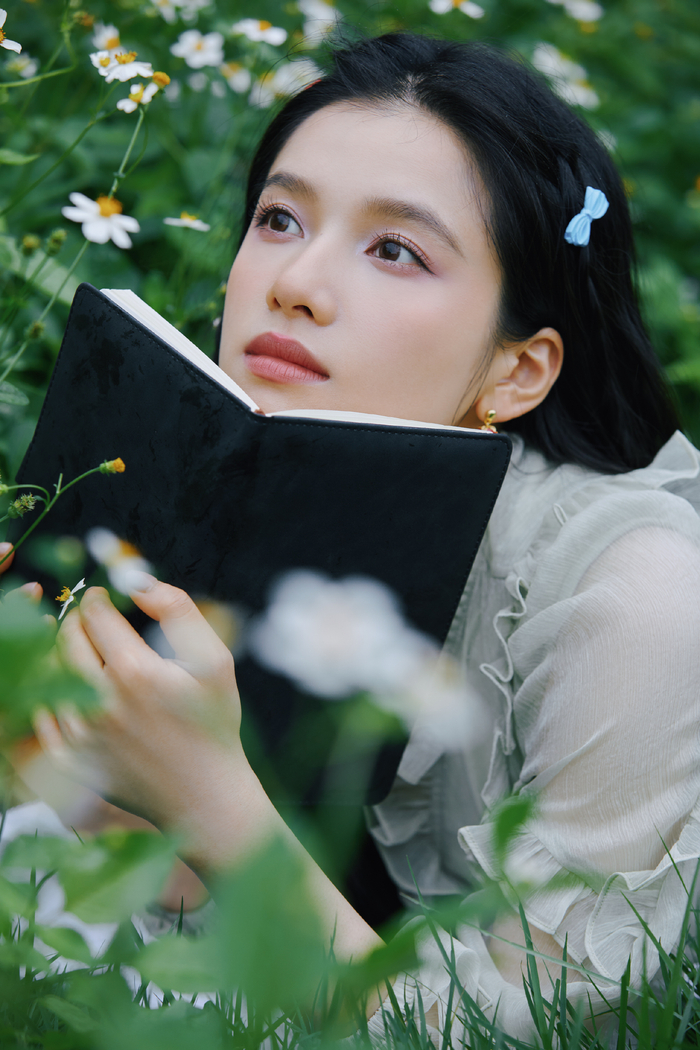 张婧仪绿色长裙灵动自然好似置身于绿野仙踪