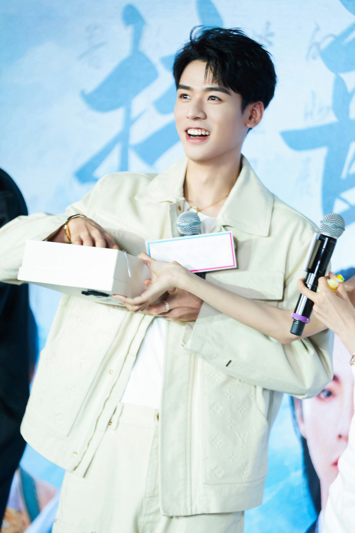 龚俊一身米色工装套装出席安乐传发布会