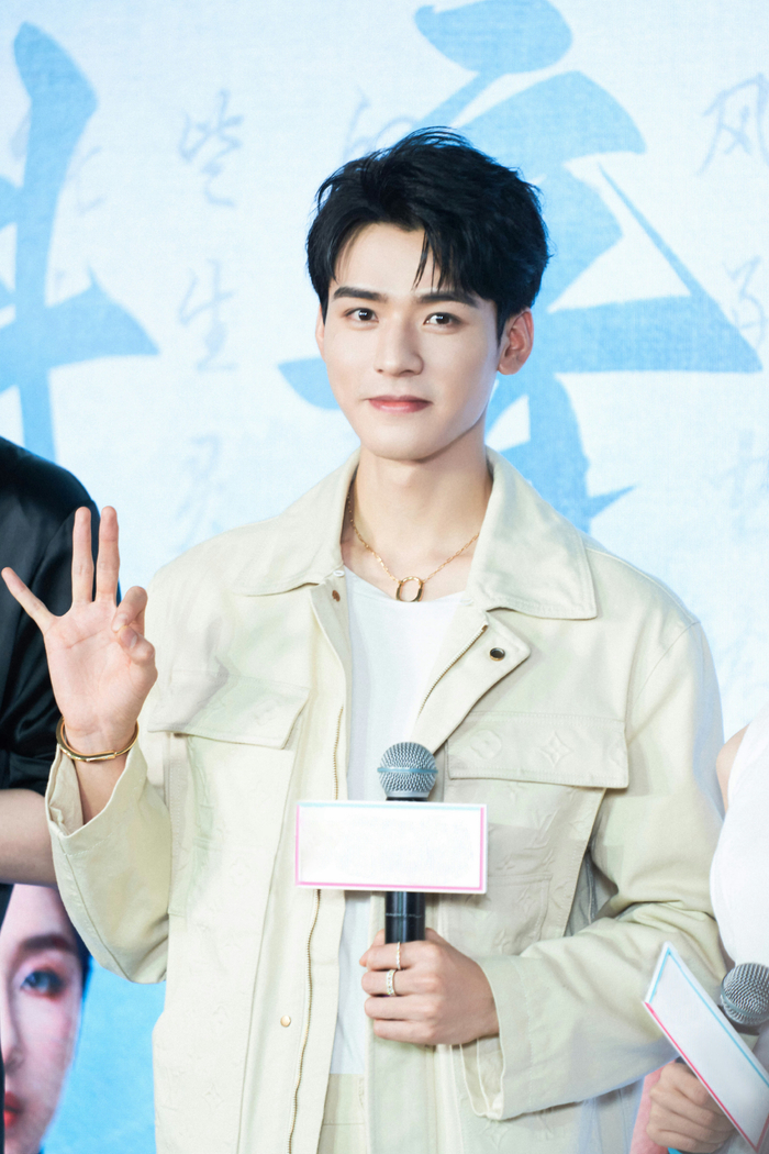 龚俊一身米色工装套装出席安乐传发布会