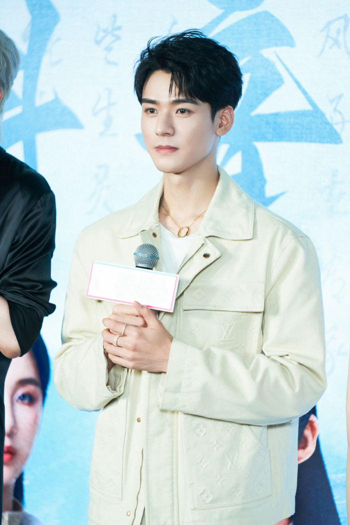 龚俊一身米色工装套装出席安乐传发布会