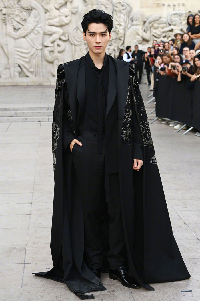 龚俊身着elie saab 最新高定系列黑色斗篷西装