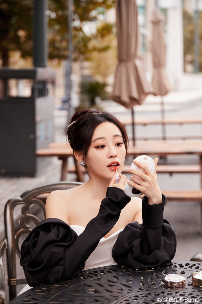 祝绪丹穿白裙高贵优雅 单手托腮嘟嘴卖萌