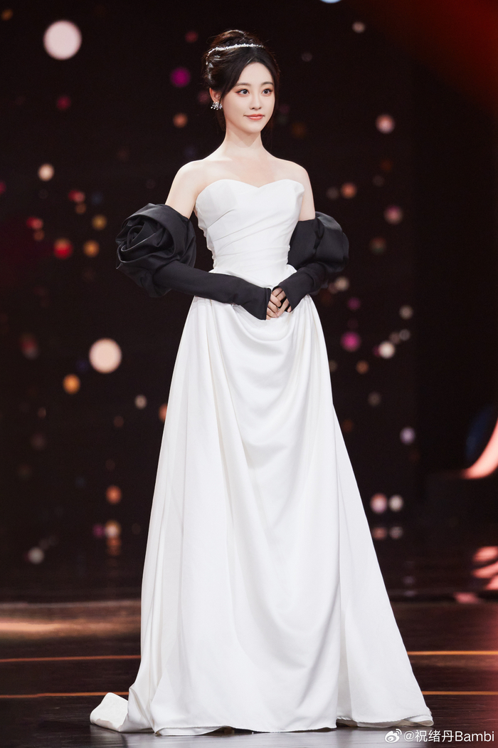 祝绪丹穿白裙高贵优雅单手托腮嘟嘴卖萌