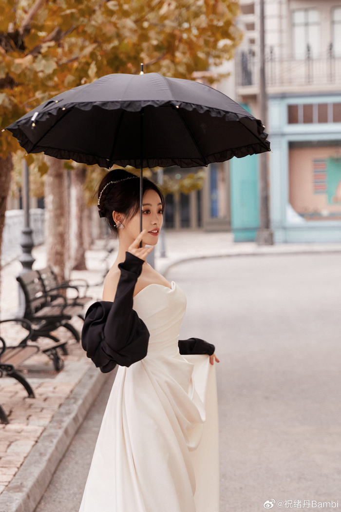 祝绪丹穿白裙高贵优雅 单手托腮嘟嘴卖萌