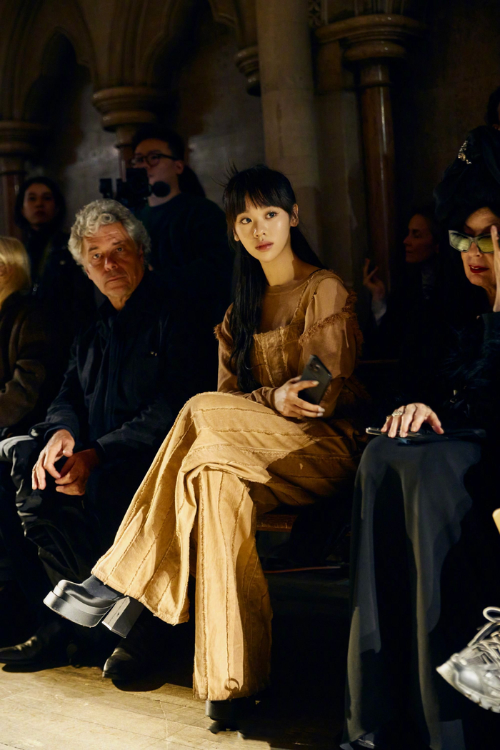 新人歌手韩京京身着重工金色丝绒提花拼接大衣