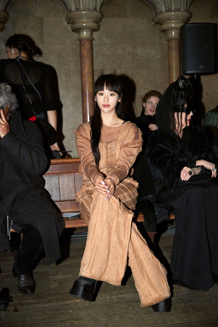 新人歌手韩京京身着重工金色丝绒提花拼接大衣