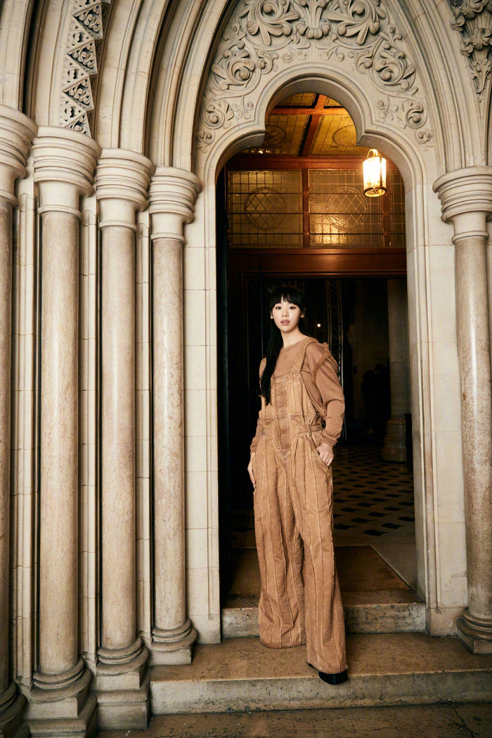 新人歌手韩京京身着重工金色丝绒提花拼接大衣