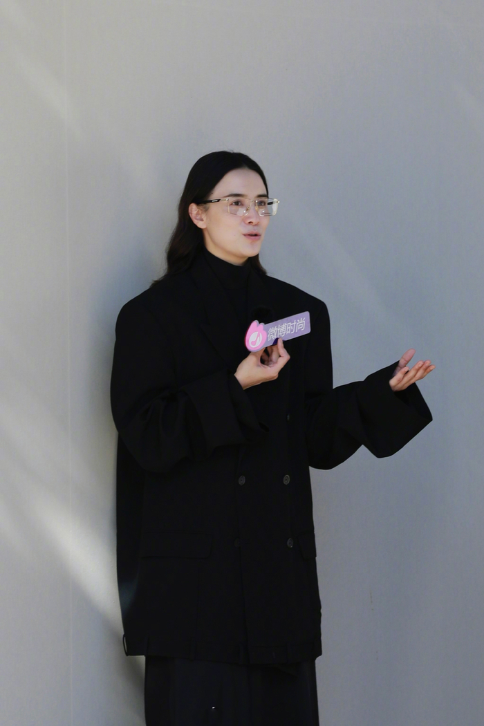 宋佳出席balenciaga2024夏季时装秀oversize西装搭配极踝长裙