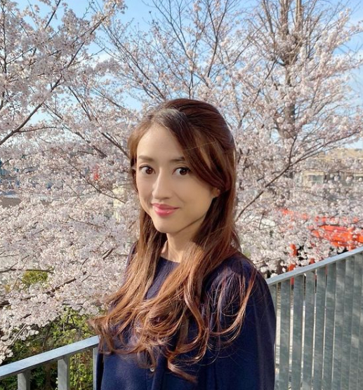 43岁小泽真珠近照曝光婚后退圈相夫教子身材完美一脸冻龄