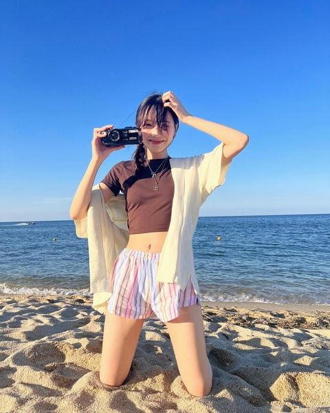 韩国女团lovelyz成员李美珠海边大秀蛮腰细腿