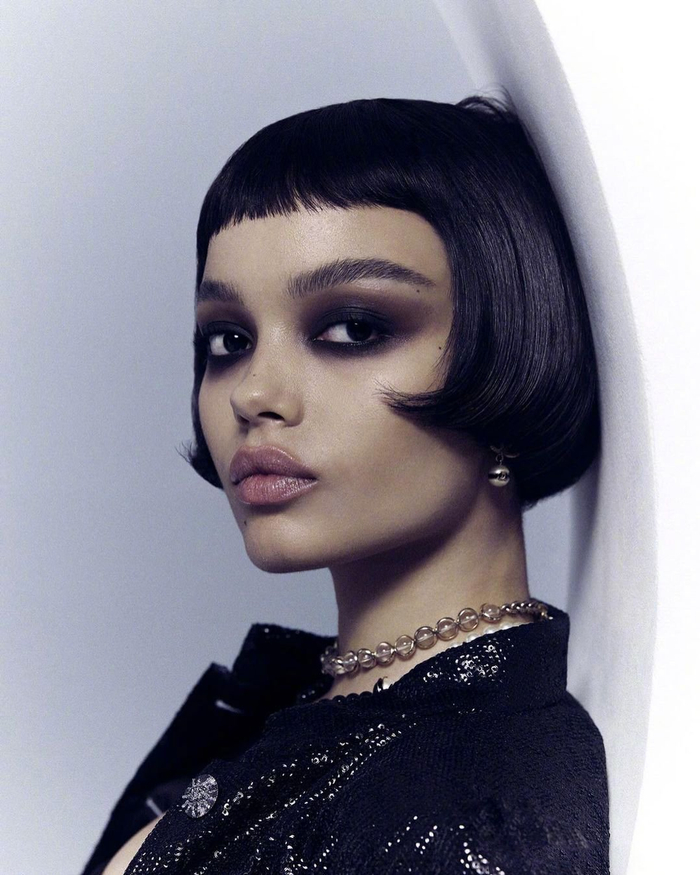 演员whitneypeak最近登上了红秀grazia封面