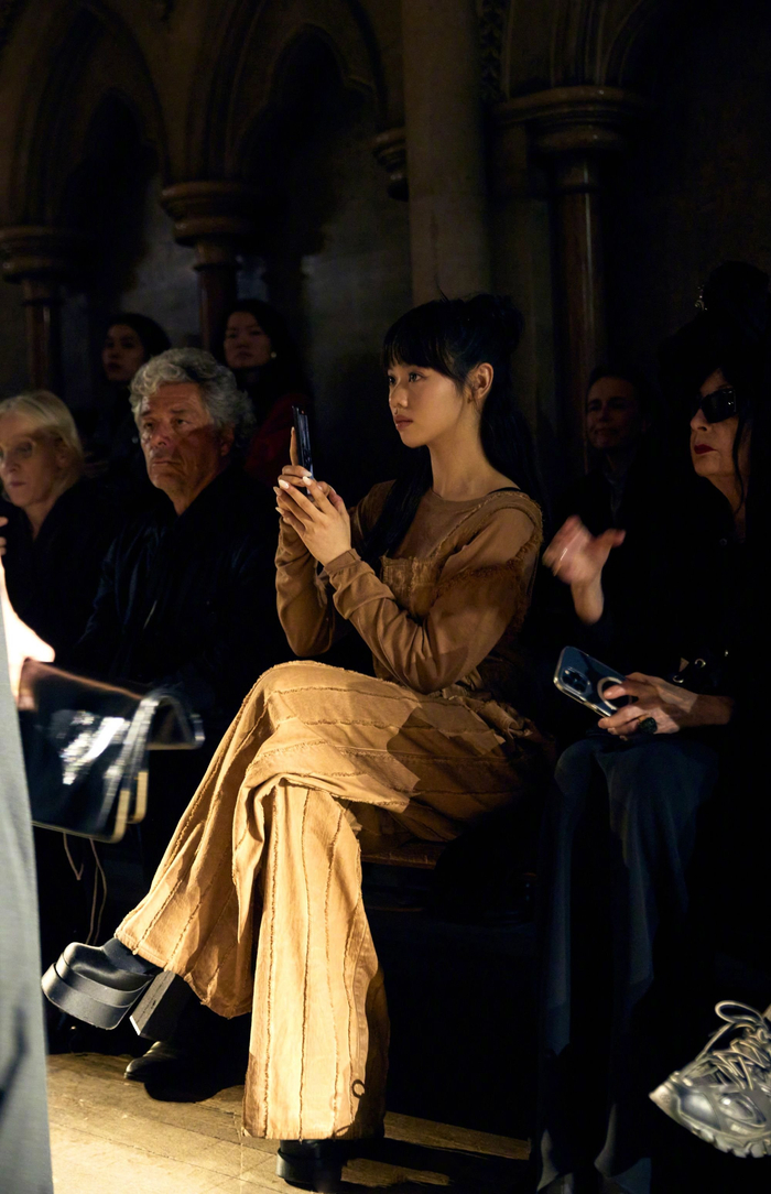 新人歌手韩京京身着重工金色丝绒提花拼接大衣