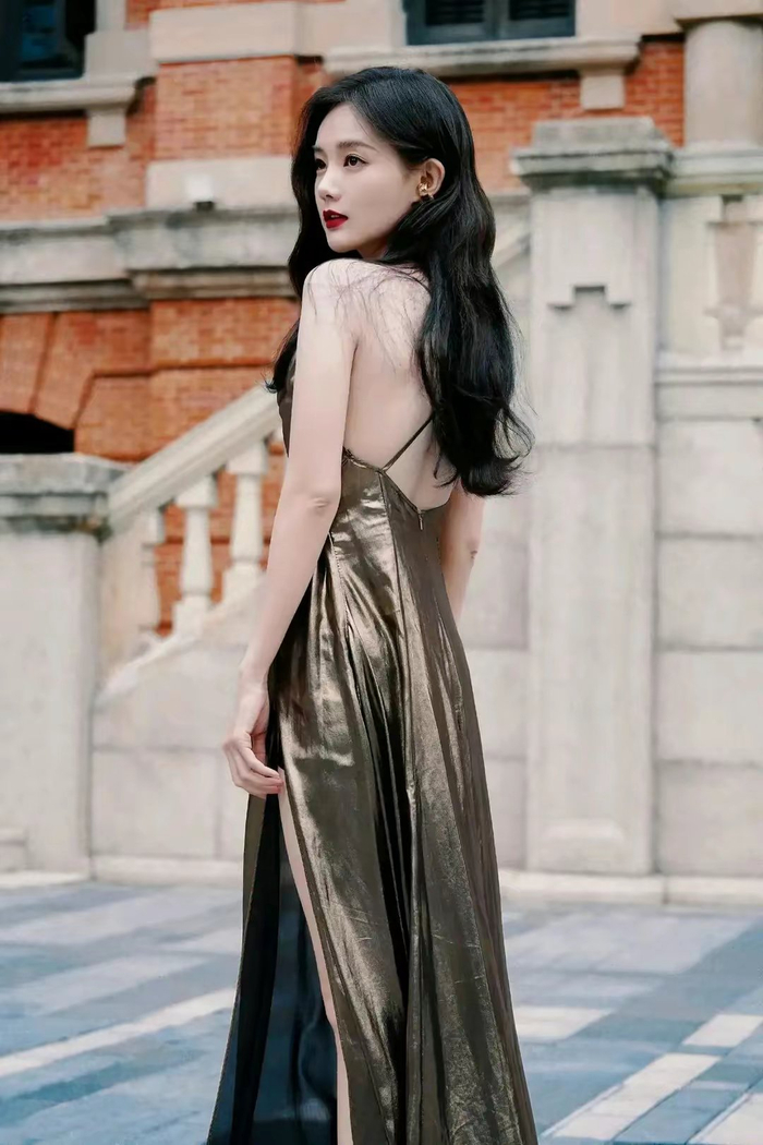 李一桐身着一袭吊带开叉长裙性感的腰臀比太惊艳了