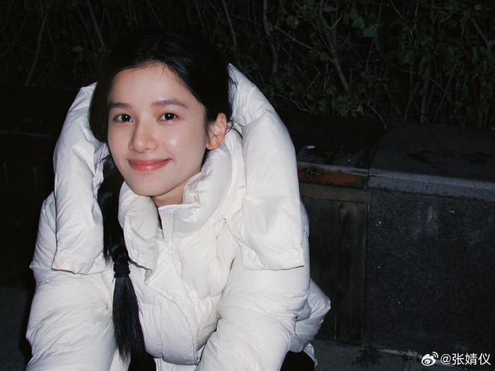 张婧仪裹白色羽绒服露素颜 甜笑歪头比耶