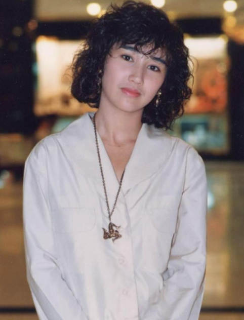 56岁柏安妮近照曝光，与女儿一起溜冰，母女俩都是高颜值|张国荣|牛津大学|母亲节|演艺圈|咖喱辣椒_新浪新闻