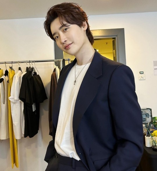 韩国艺人李钟硕sns发布近照