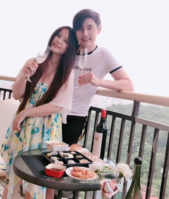 58岁包伟铭近况曝光,把二婚老婆当女儿宠,结婚7年恩爱如初