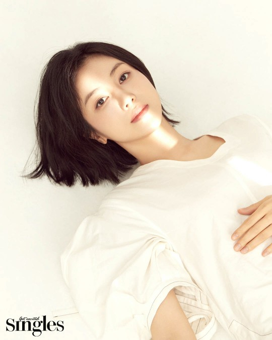 韩国女歌手金玉彬拍杂志写真展优雅迷人气质