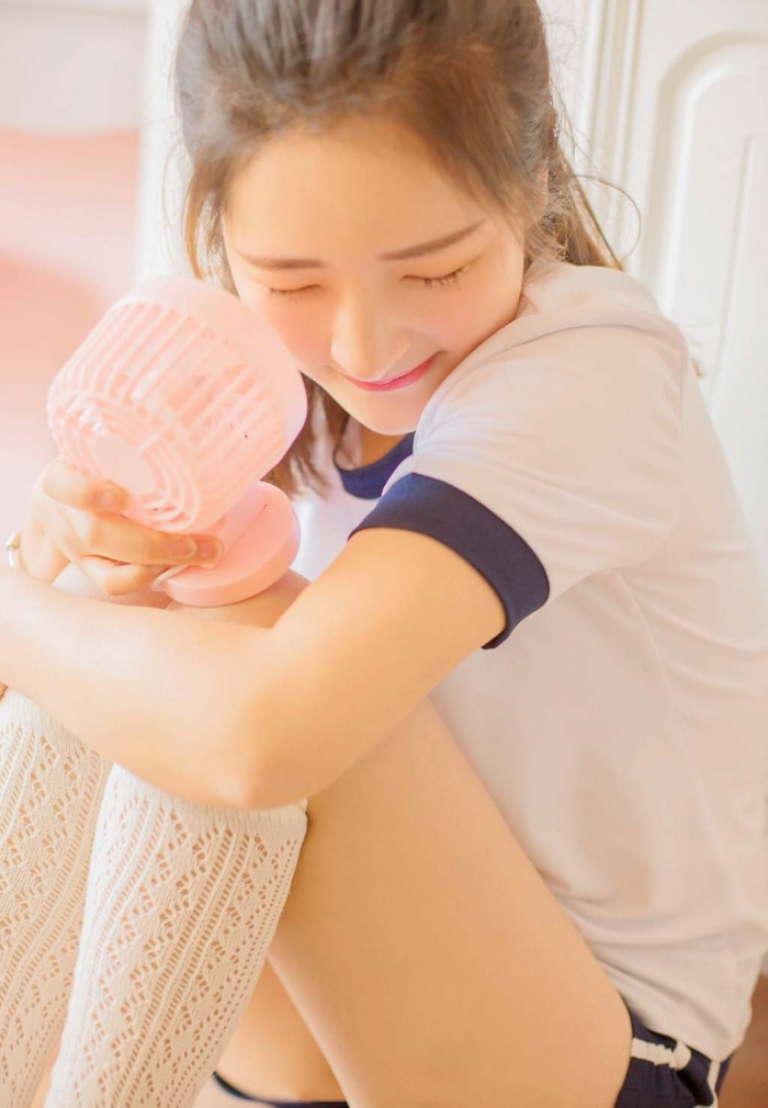 浅笑涡梨长腿少女运动服迷人唯美写真