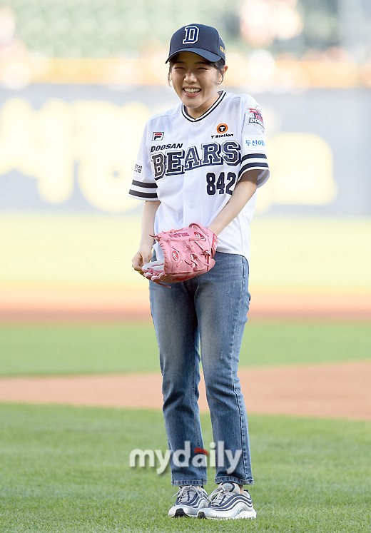 韩国女艺人金香奇担任职业棒球比赛开球嘉宾