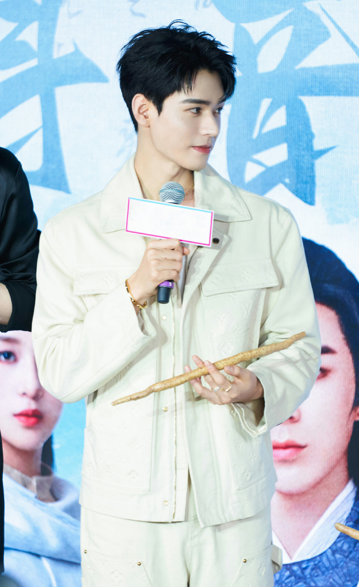 龚俊一身米色工装套装出席安乐传发布会