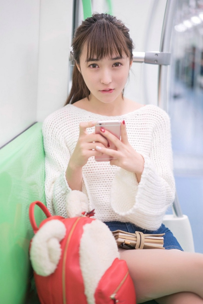 清纯少女地铁俏皮甜美秀丽优雅唯美写真