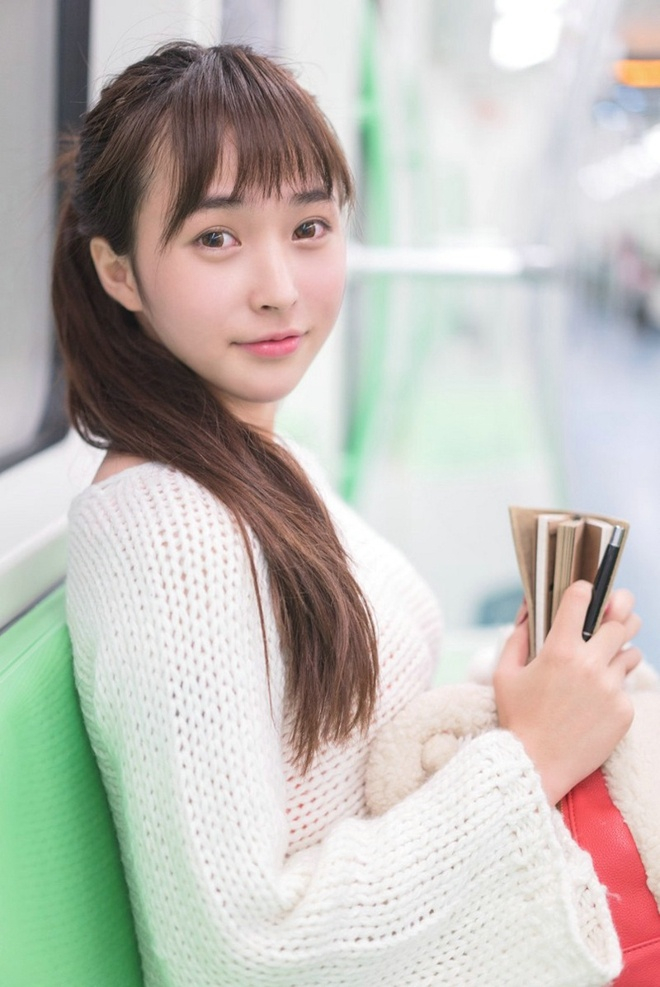 清纯少女地铁俏皮甜美秀丽优雅唯美写真