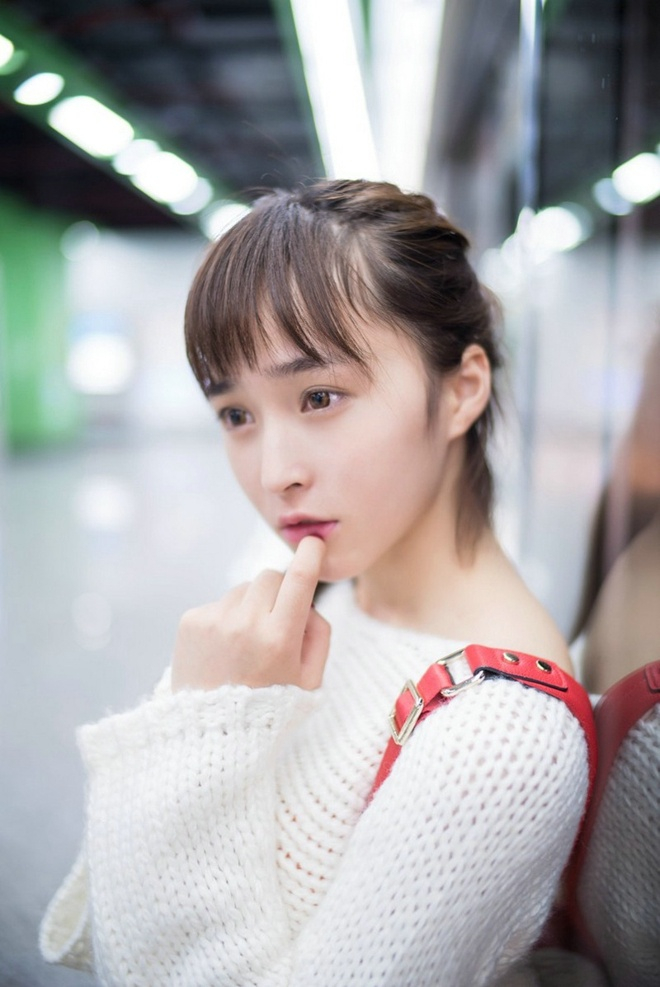 清纯少女地铁俏皮甜美秀丽优雅唯美写真