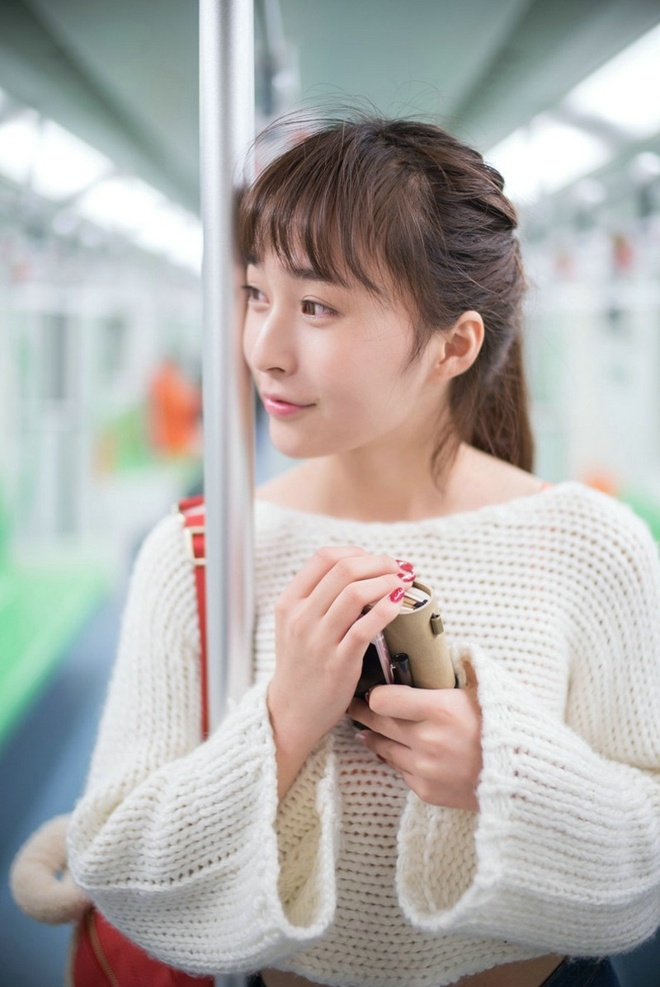 清纯少女地铁俏皮甜美秀丽优雅唯美写真