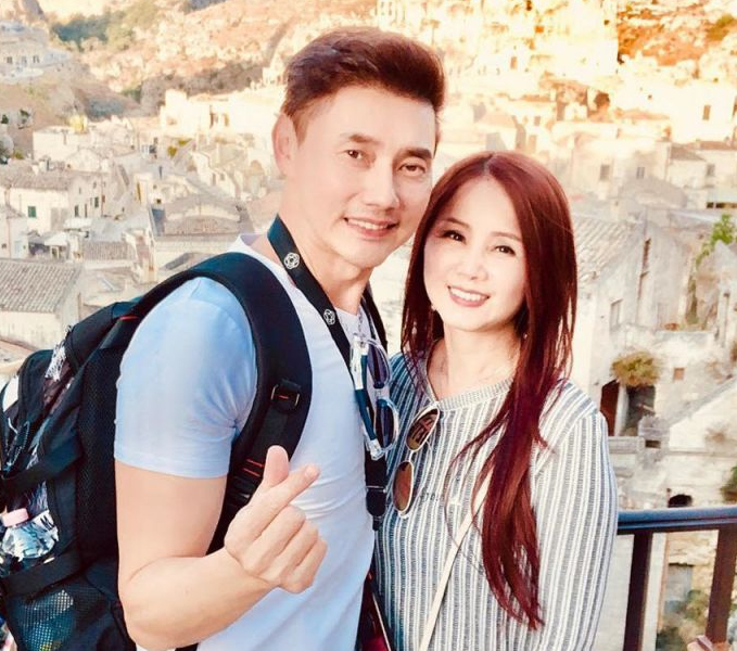 58岁包伟铭近况曝光,把二婚老婆当女儿宠,结婚7年恩爱如初