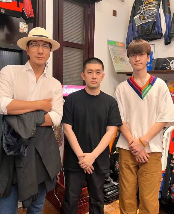 张亮寇静带儿子买衣服,15岁天天将近1米9,个子比爸爸还高|张亮|寇静