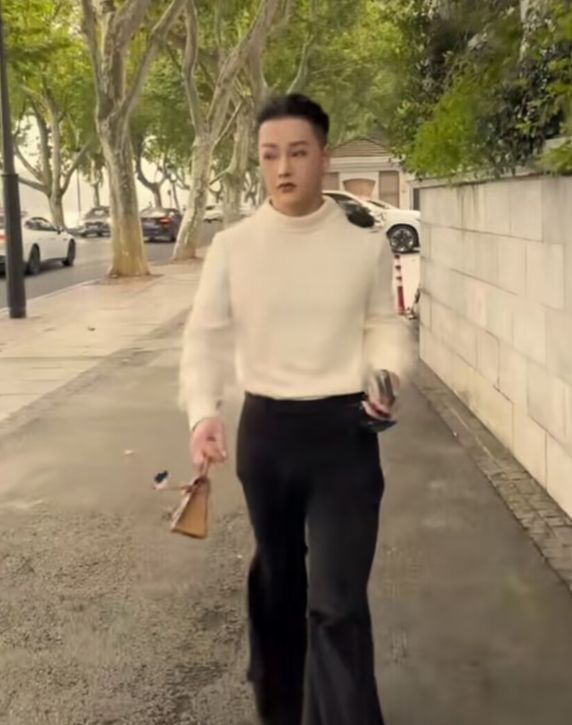 柏公子带粉丝游西湖,夏天穿长衣长裤不怕热,毛衣搭吊带惹争议__财经头条__新浪财经