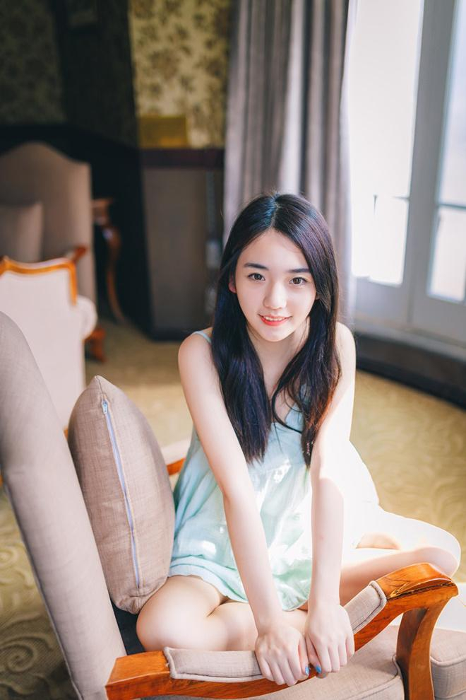 90后清纯美女休闲居家甜美俏皮唯美写真