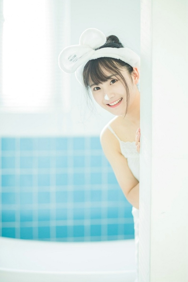 清纯可爱美女室内阳光俏皮甜美写真