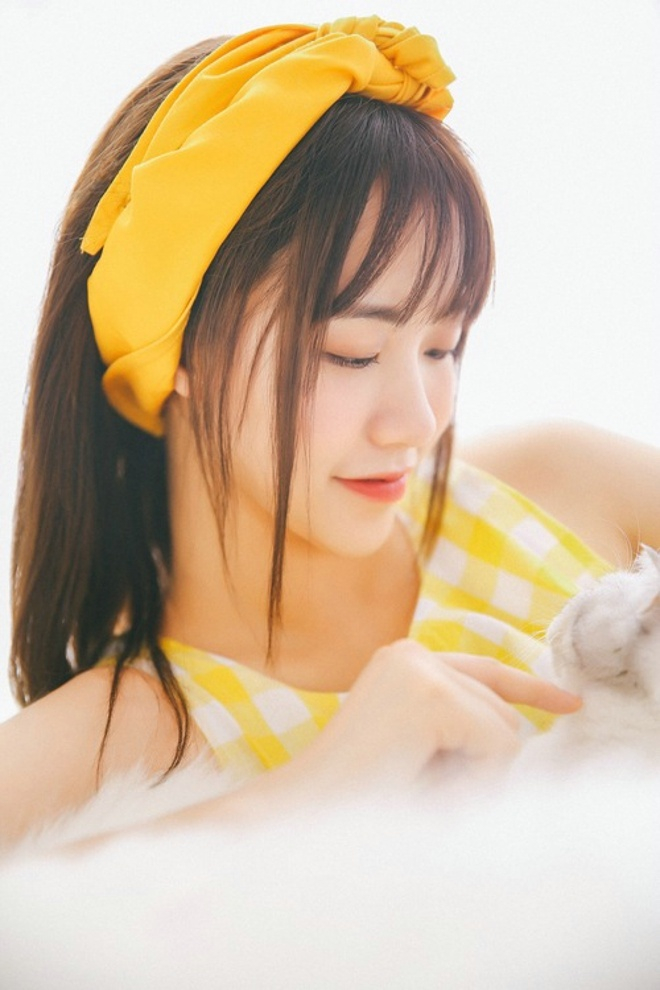 黄色格子裙漂亮美眉居家甜美可爱靓丽唯美写真