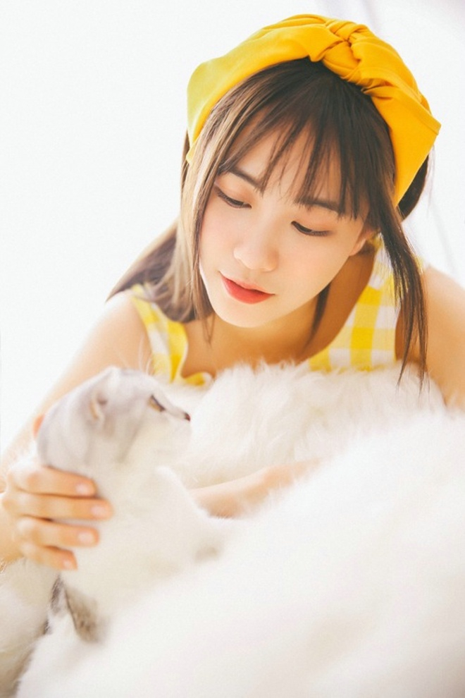 黄色格子裙漂亮美眉居家甜美可爱靓丽唯美写真