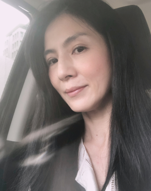 48岁杨采妮近况曝光,一脸冻龄才貌兼备,感情坎坷终收获幸福