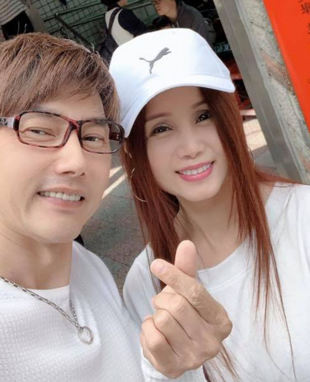 58岁包伟铭近况曝光,把二婚老婆当女儿宠,结婚7年恩爱如初
