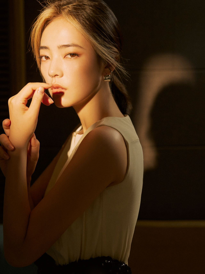 小苏明玉安沺身穿白色简约连衣裙,腰部镂空设计,美得大气高级__财经