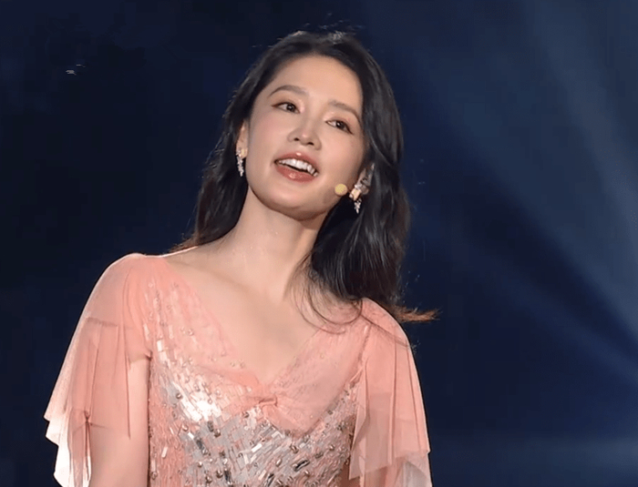 中秋晚会上李沁和赵照合唱《把酒问月》,非常应景.