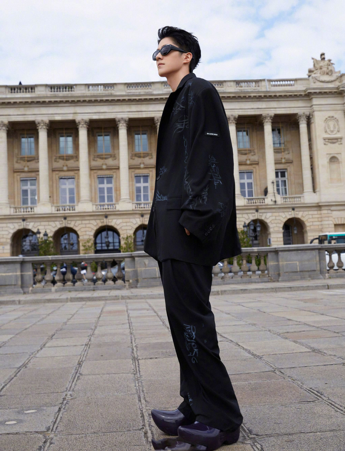 刘昊然676767最新街拍造型释出.黑色暗纹西装造型又酷又帅